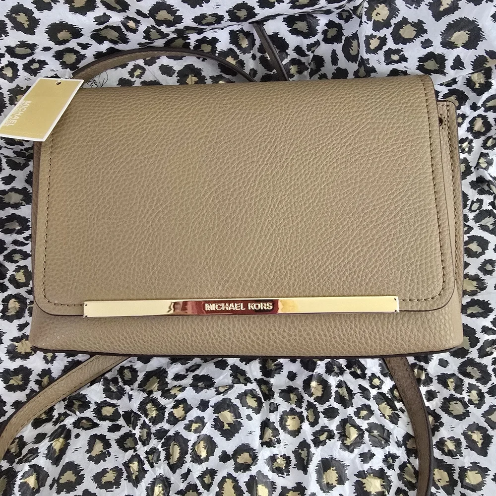 NWT Michael Kors Evelyn Medium Flap Crossbody Bag Beige Pebbled Leather Purse